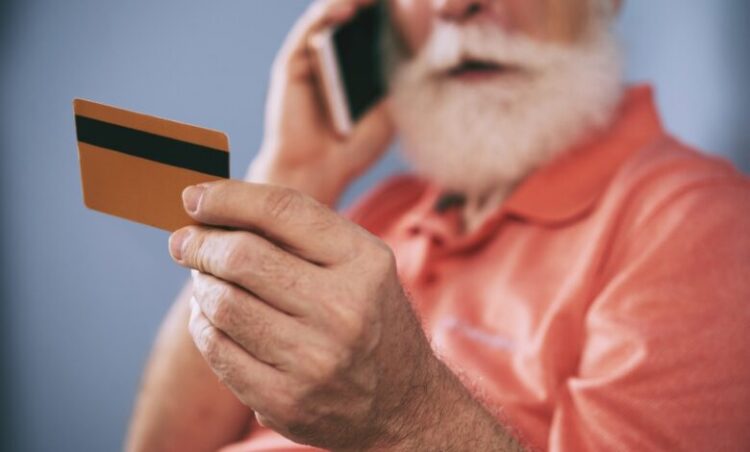 Llaman a adultos mayores a extremar precauciones ante fraudes en bancos y mensajes falsos