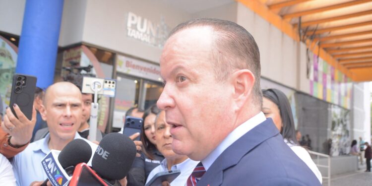 Buscan que funcionarios que viven en EU cumplan con residencia en México