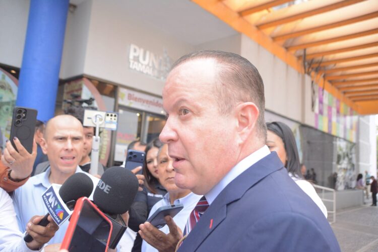 Buscan que funcionarios que viven en EU cumplan con residencia en México