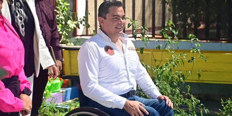 Marco Gallegos va contra barreras para personas con discapacidad en empleos públicos