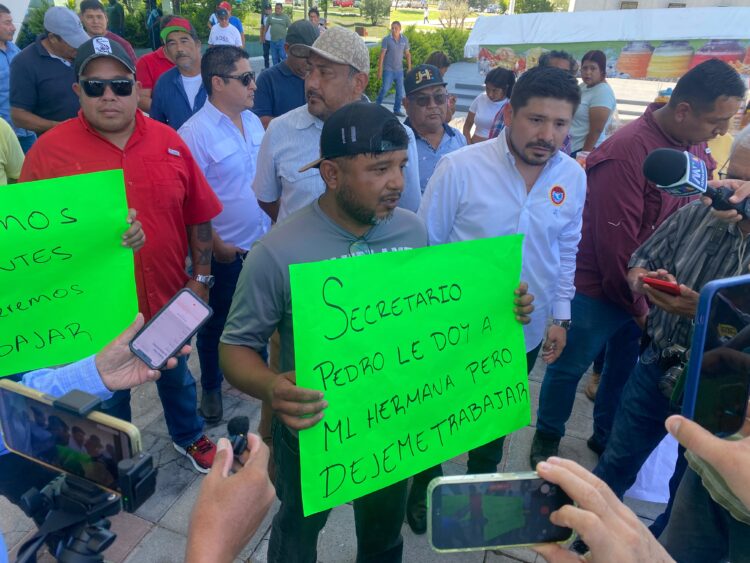 CTM paraliza obra carretera en El Mante; exige empleo para trabajadores locales