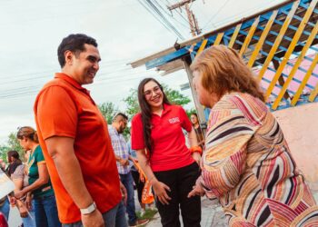 Roberto Lee recorre casa por casa el Infonavit Los Ángeles para escuchar a las familias